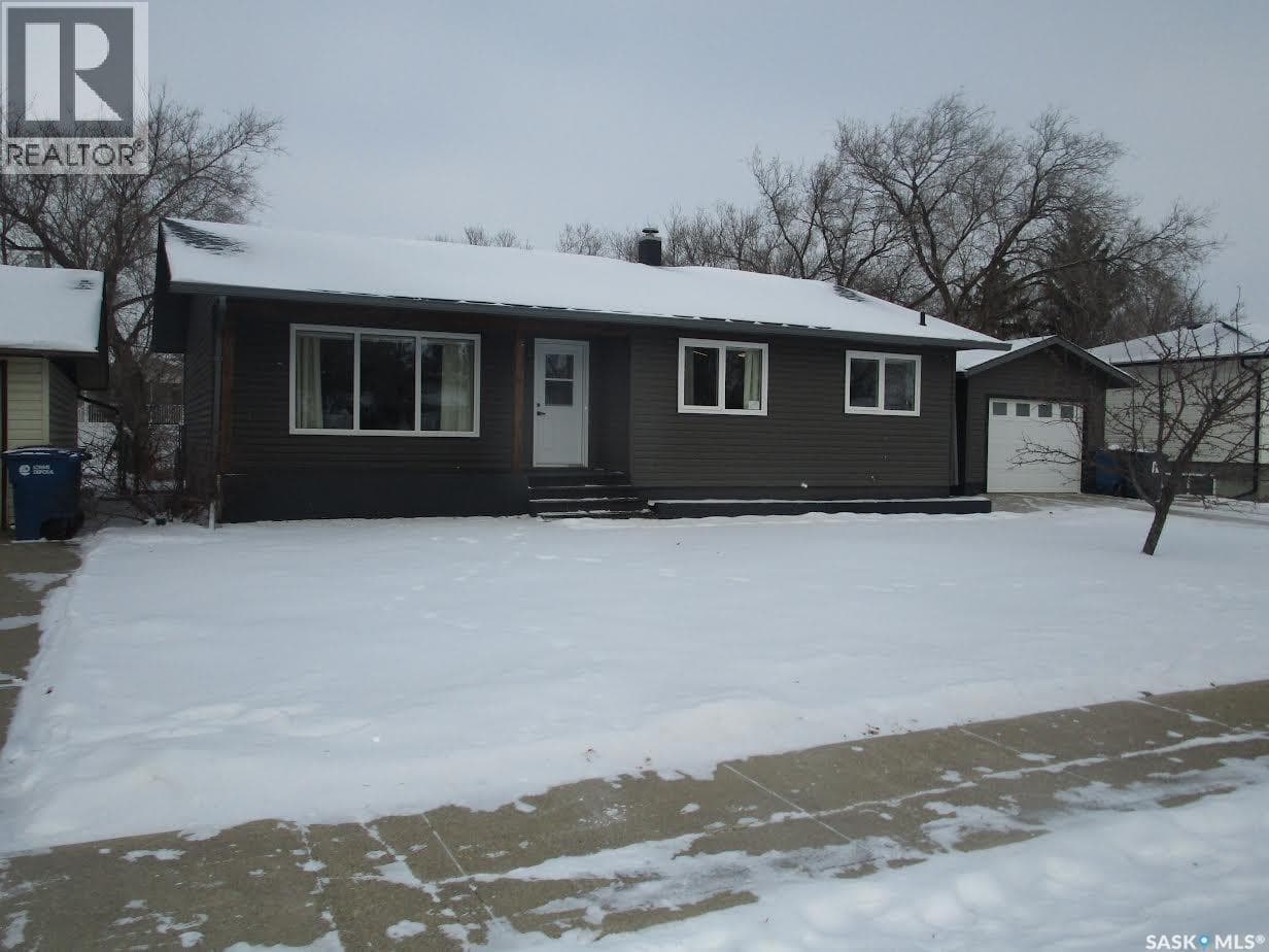 249 6th AVENUE E — Gravelbourg, Saskatchewan - Main photo