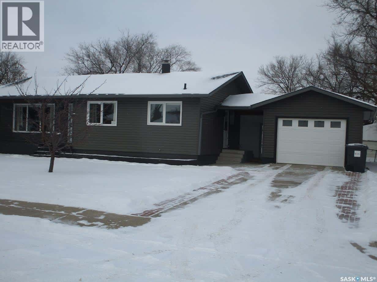 249 6th AVENUE E — Gravelbourg, Saskatchewan - Photo 2 of 24