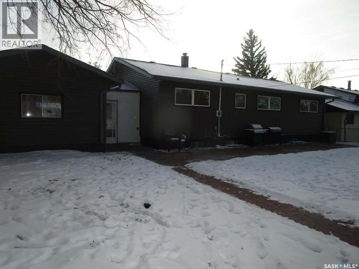 249 6th AVENUE E — Gravelbourg, Saskatchewan - Photo 3 of 24