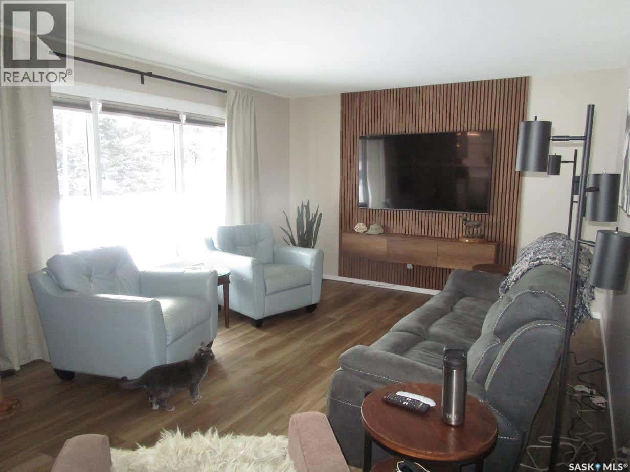 249 6th AVENUE E — Gravelbourg, Saskatchewan - Photo 4 of 24