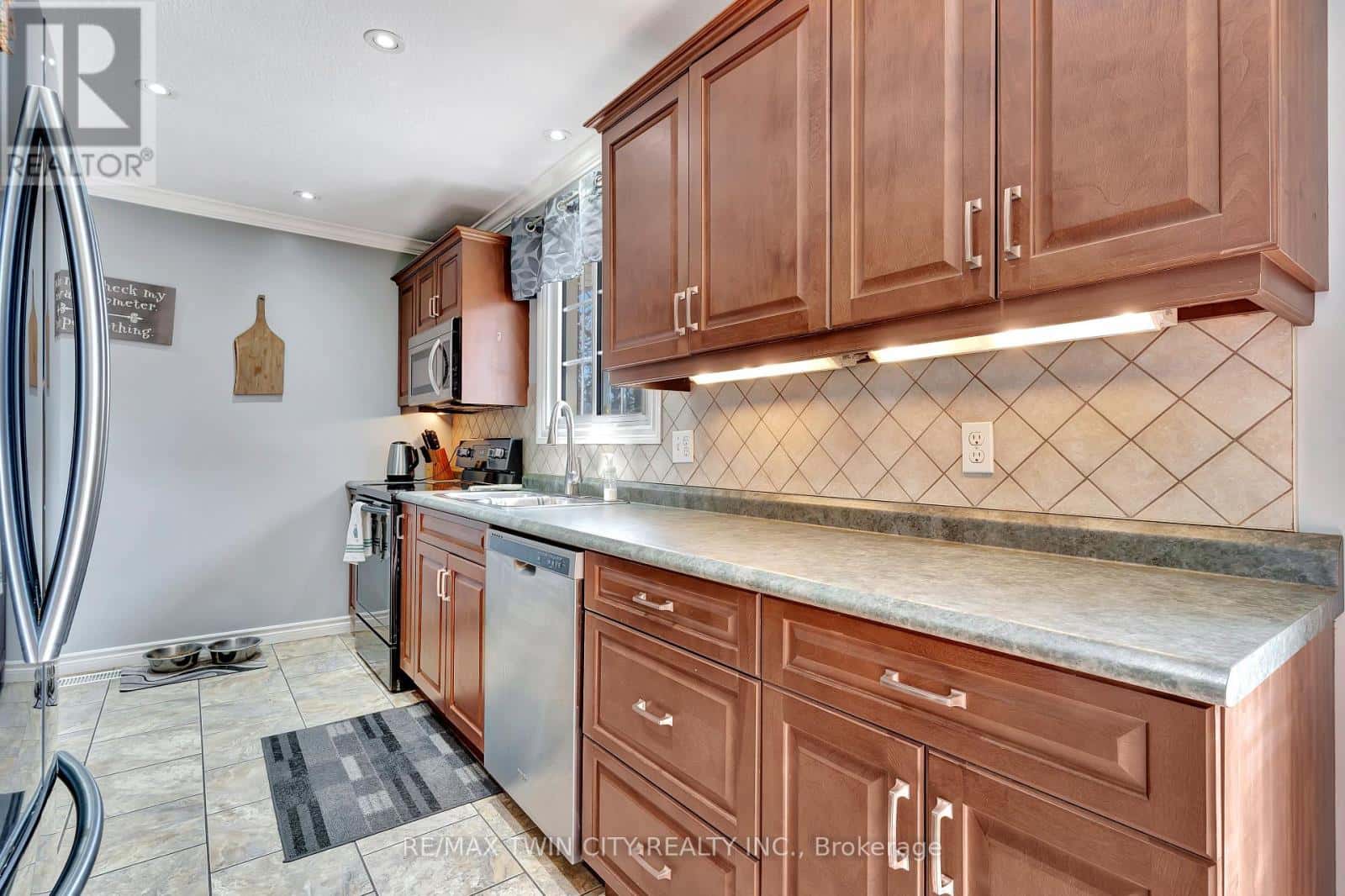 22 VICTORIA STREET — North Dumfries, Ontario - Photo 3 of 24