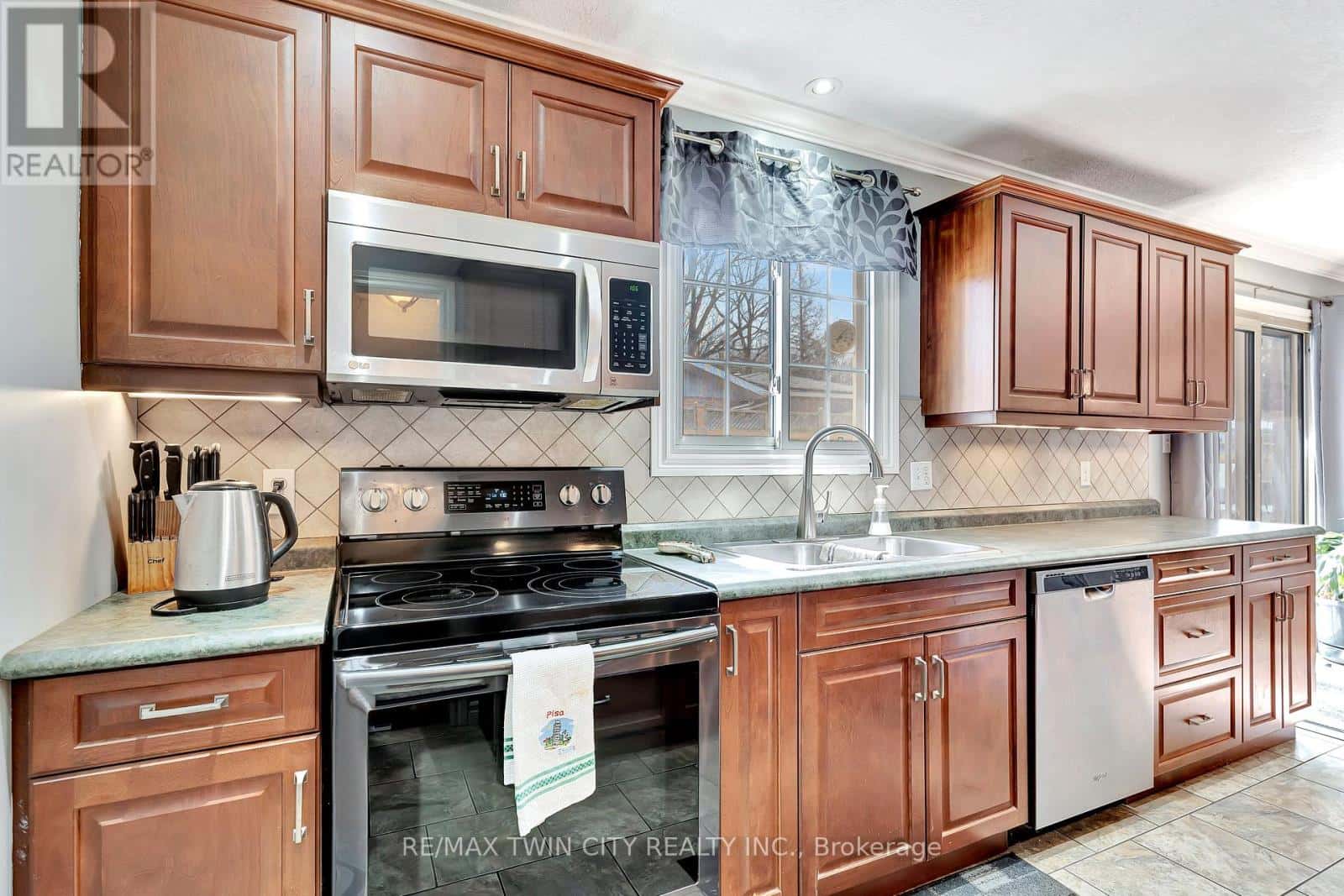 22 VICTORIA STREET — North Dumfries, Ontario - Photo 4 of 24