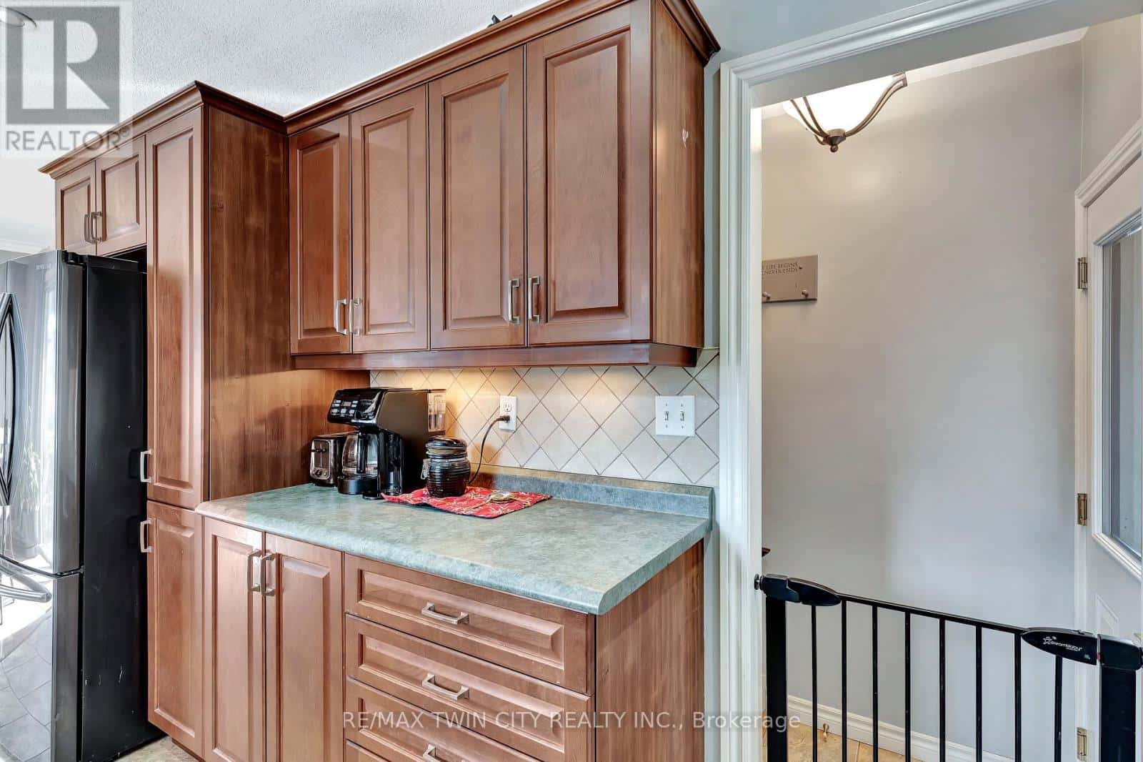 22 VICTORIA STREET — North Dumfries, Ontario - Photo 5 of 24