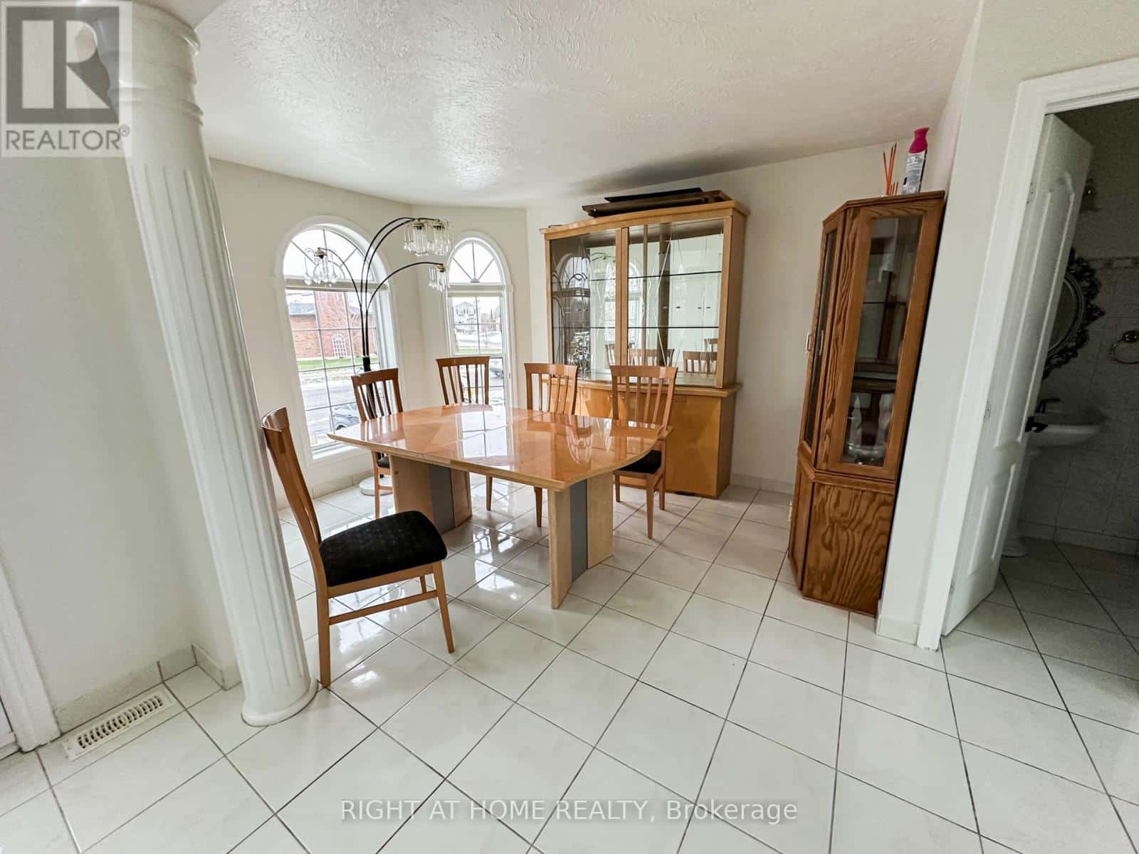 425 KINGSDALE AVENUE — Kingston (East Gardiners Rd), Ontario - Photo 3 of 17