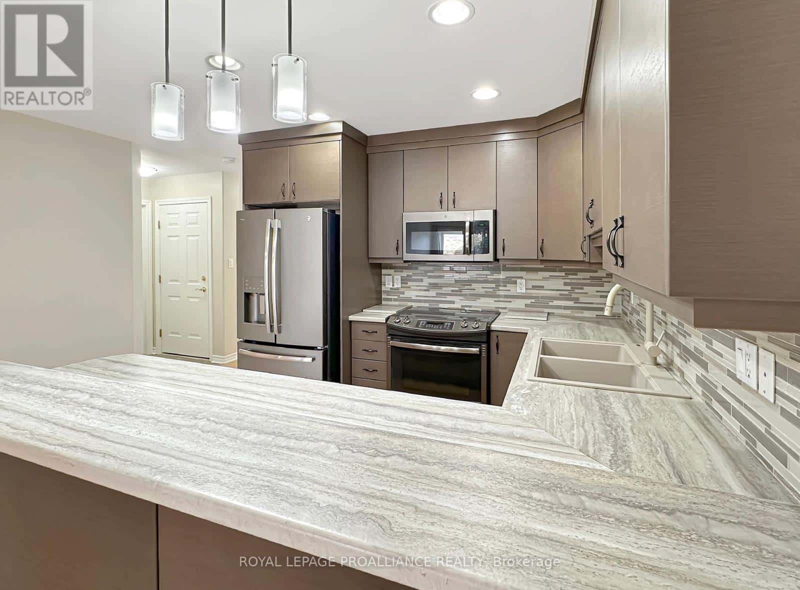 53 SARAH COURT — Belleville (Belleville Ward), Ontario - Photo 5 of 34