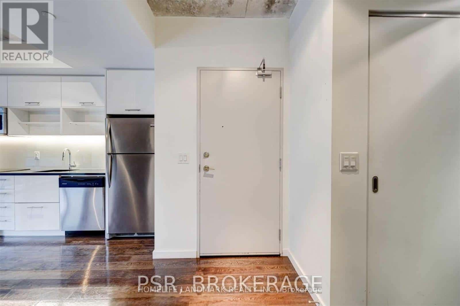 617 - 32 TROLLEY CRESCENT — Toronto (Moss Park), Ontario - Photo 3 of 17