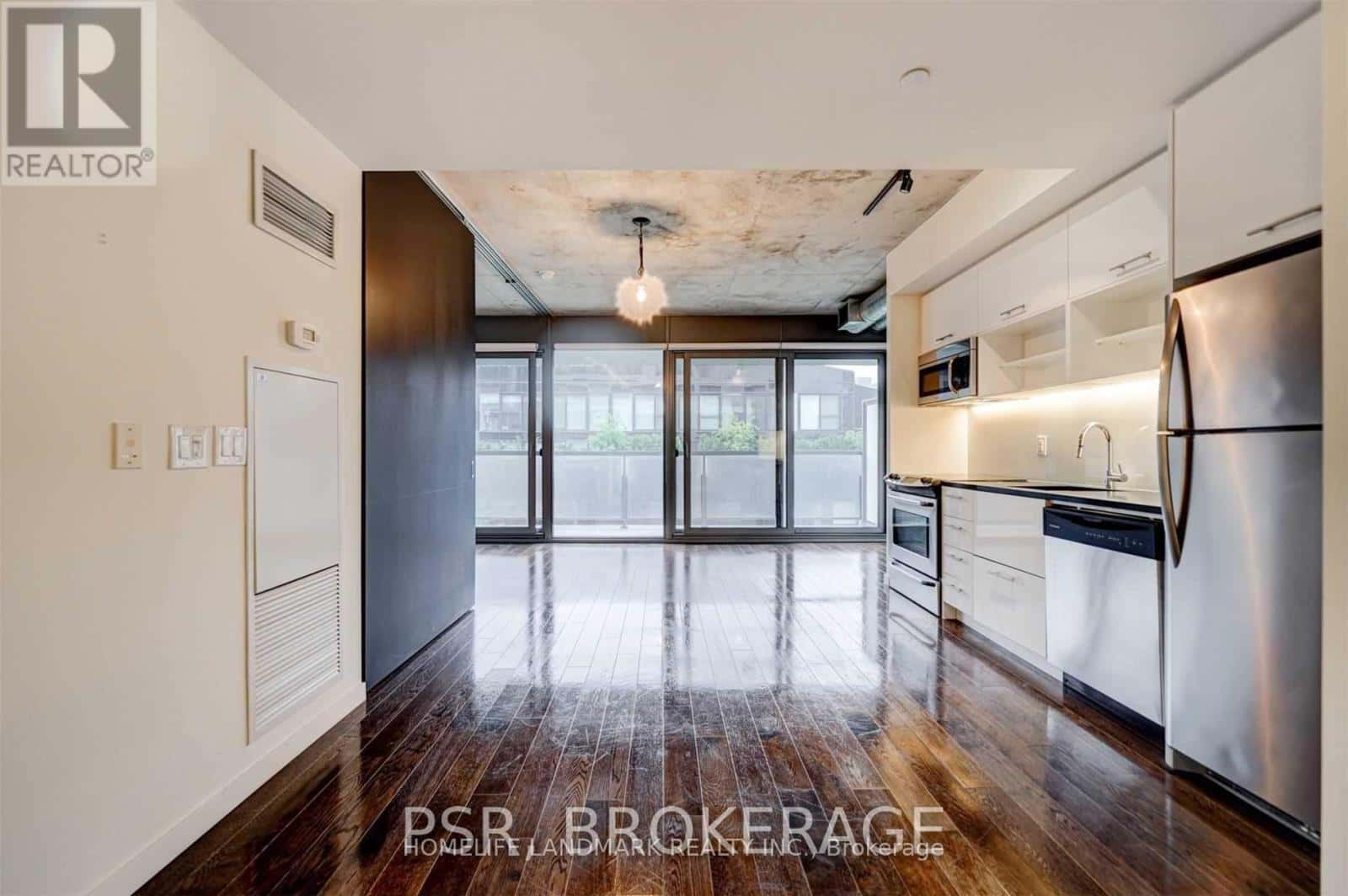 617 - 32 TROLLEY CRESCENT — Toronto (Moss Park), Ontario - Photo 4 of 17