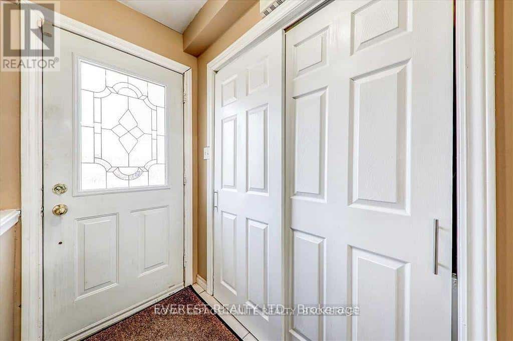 9 BENLIGHT CRESCENT — Toronto (Woburn), Ontario - Photo 2 of 11