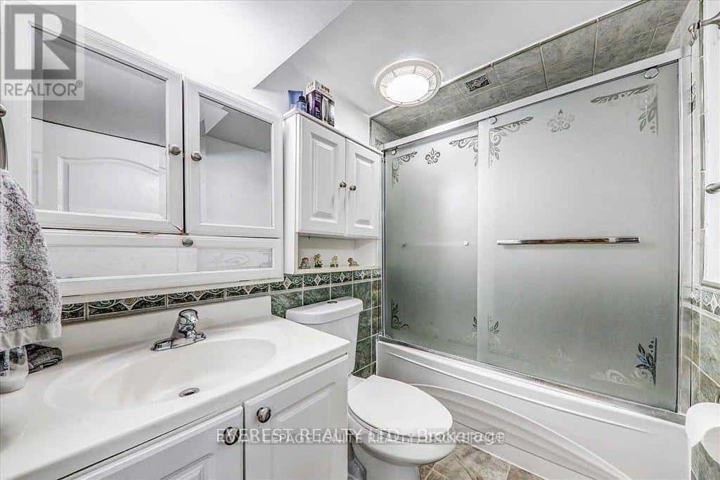 9 BENLIGHT CRESCENT — Toronto (Woburn), Ontario - Photo 3 of 11