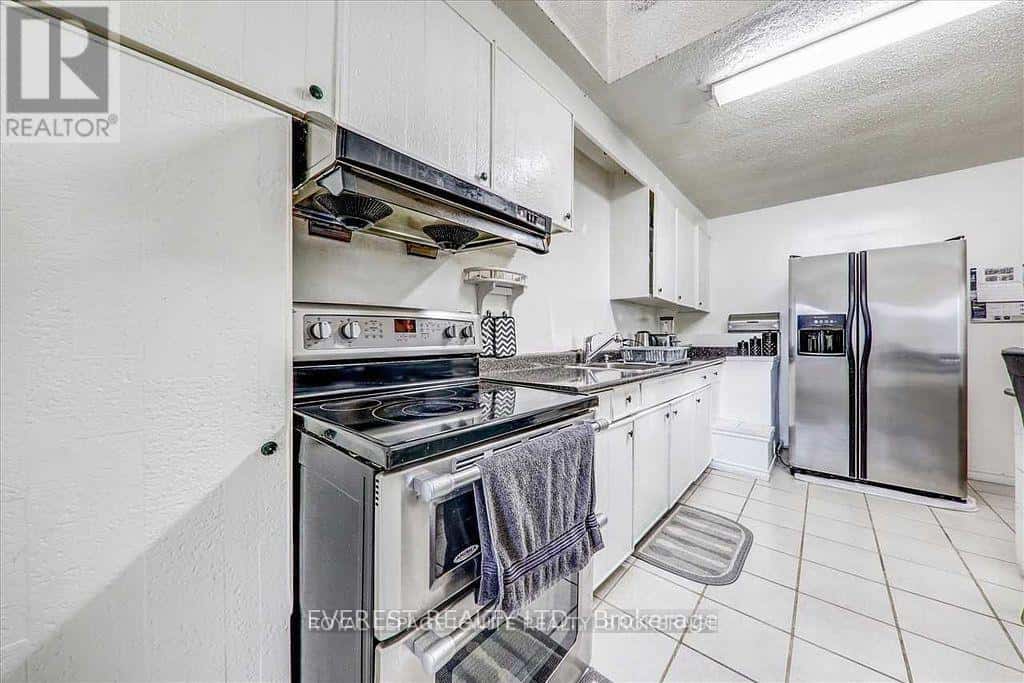 9 BENLIGHT CRESCENT — Toronto (Woburn), Ontario - Photo 4 of 11