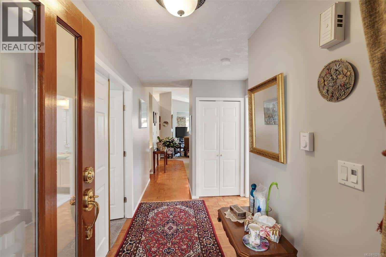 22 901 Kentwood Lane — Saanich, British Columbia - Photo 2 of 40