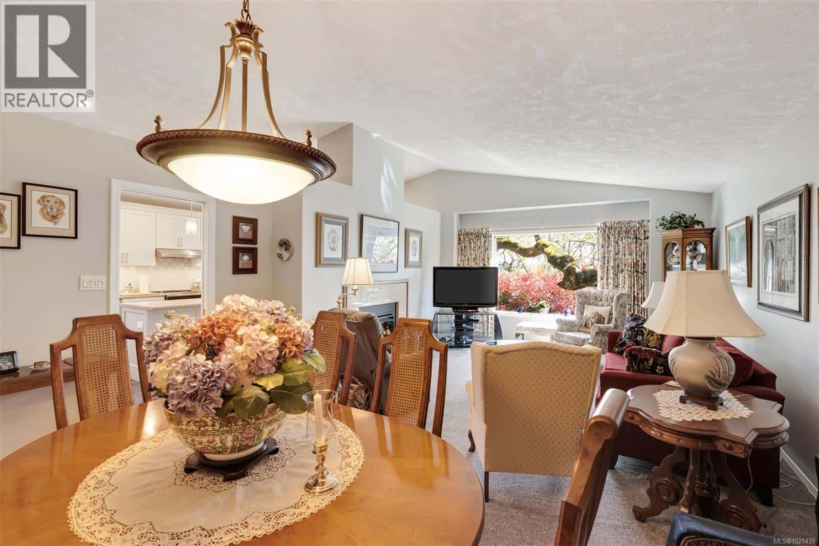 22 901 Kentwood Lane — Saanich, British Columbia - Photo 3 of 40