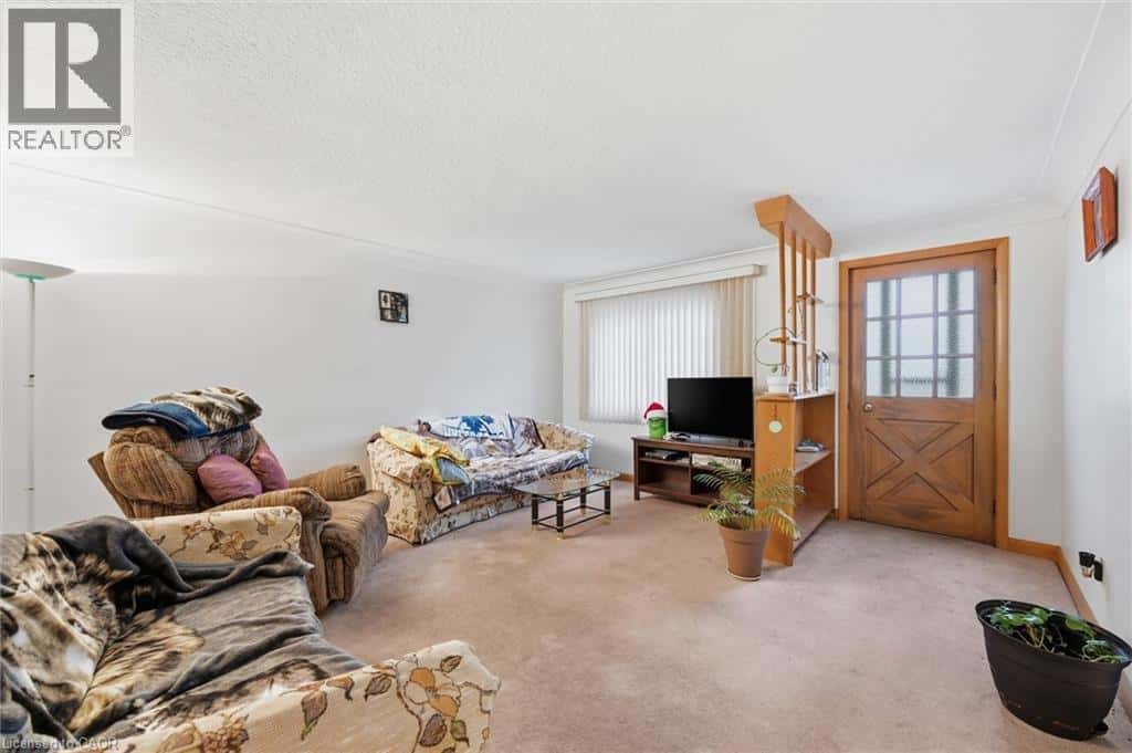 17 QUEEN Street N — Thorold, Ontario - Photo 5 of 50