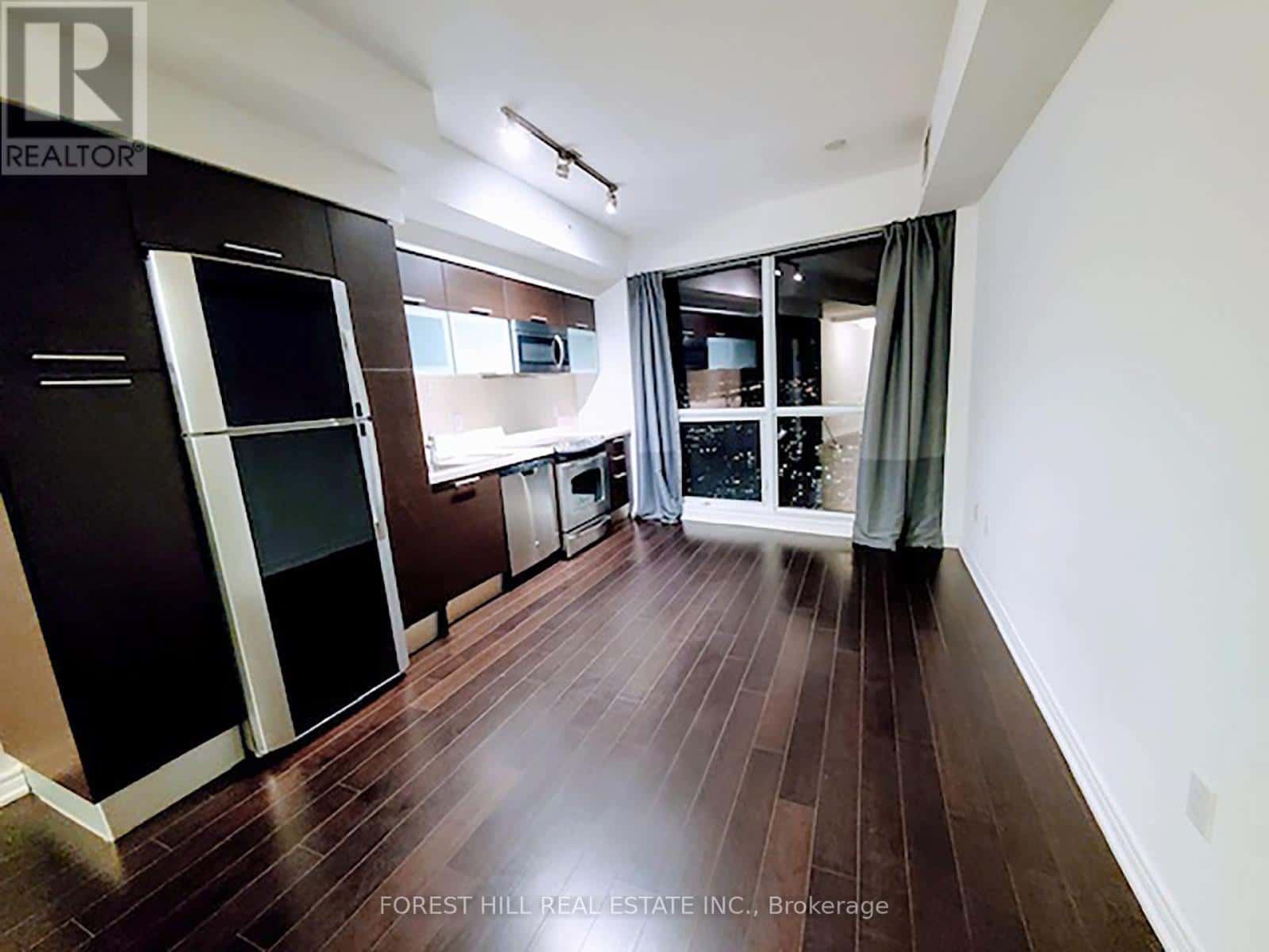 4606 - 386 YONGE STREET — Toronto (Bay Street Corridor), Ontario - Photo 2 of 7