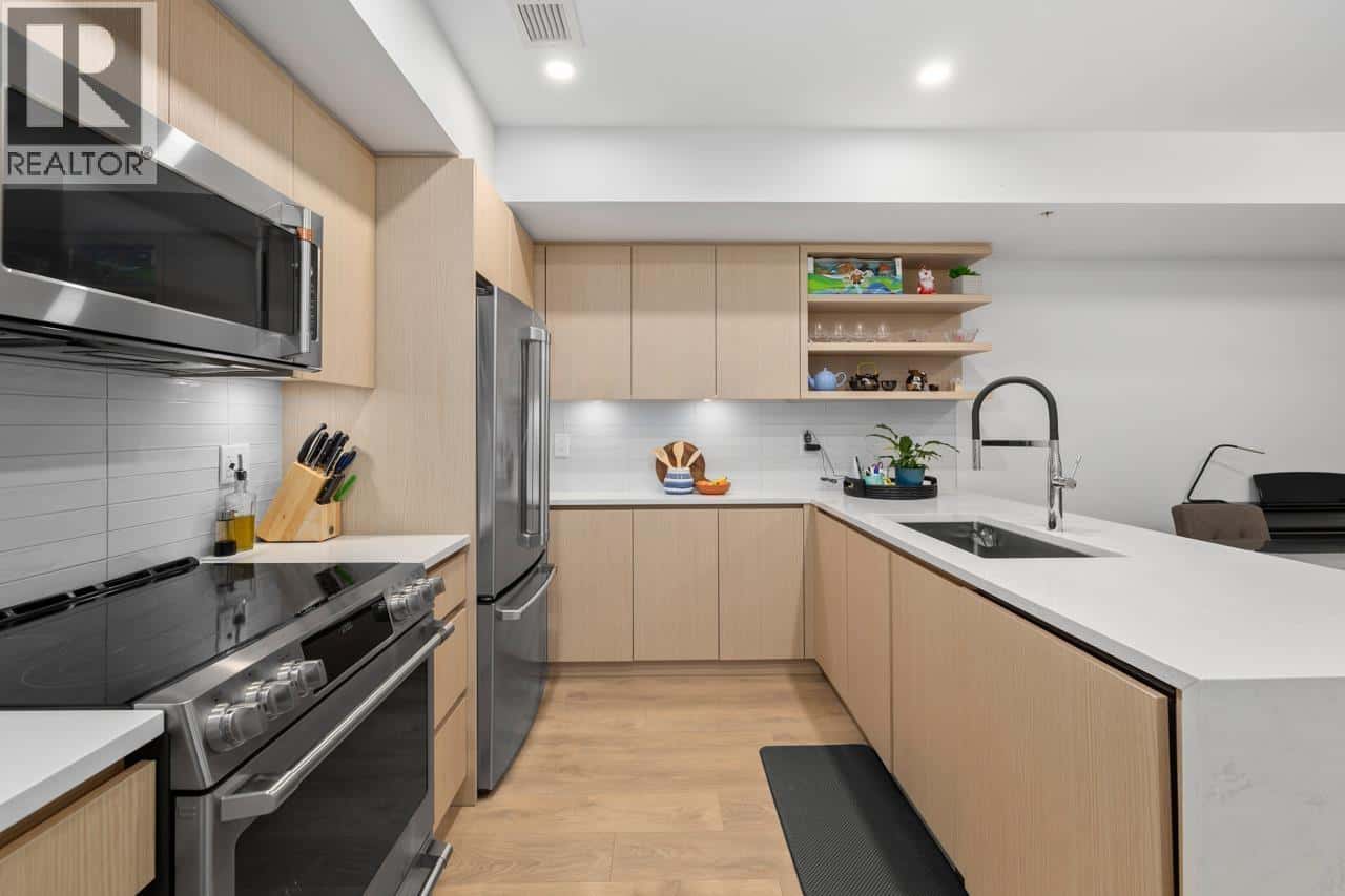 3 752 E 3RD STREET — North Vancouver, British Columbia - Photo 2 of 34