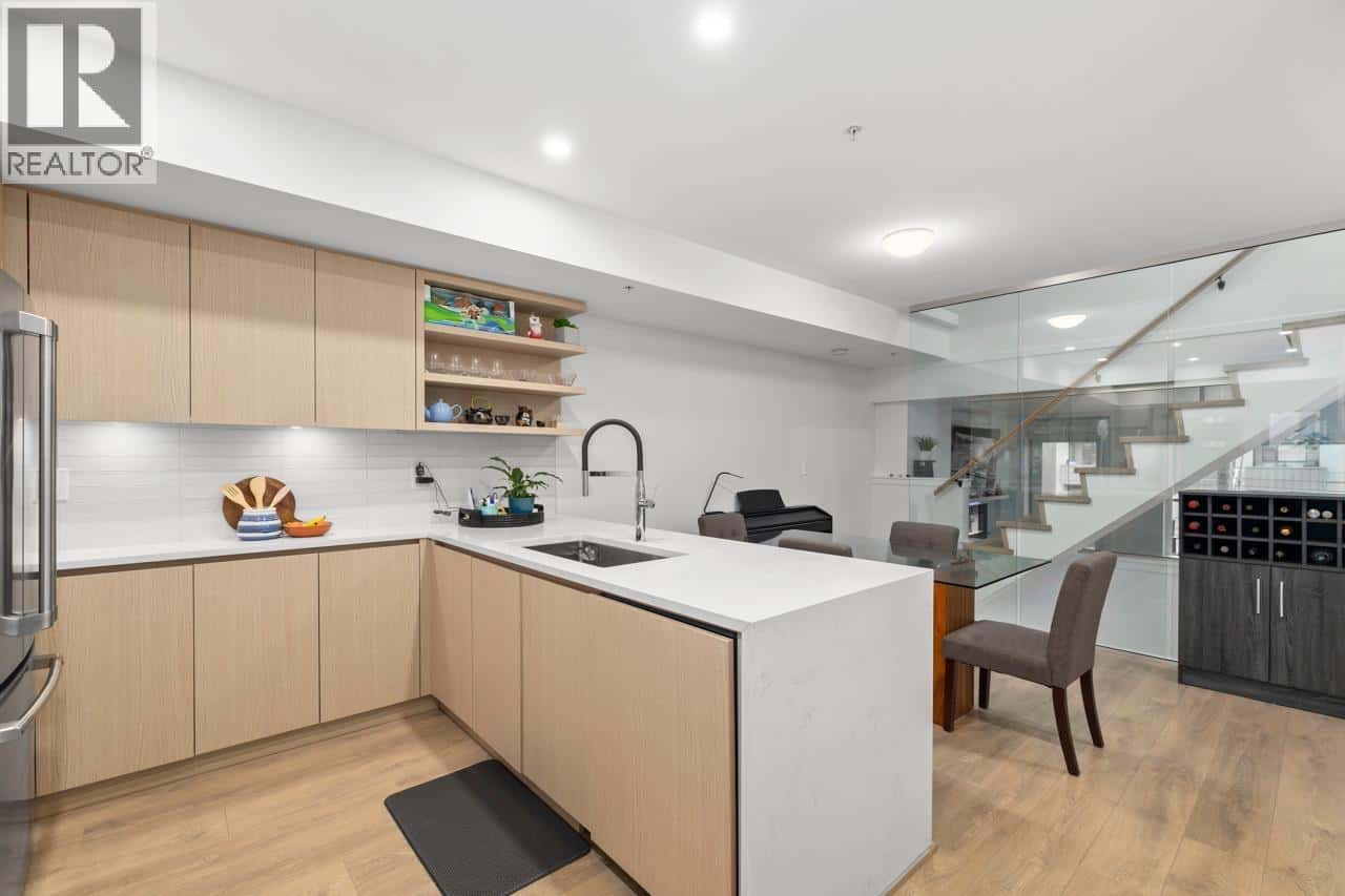 3 752 E 3RD STREET — North Vancouver, British Columbia - Photo 3 of 34