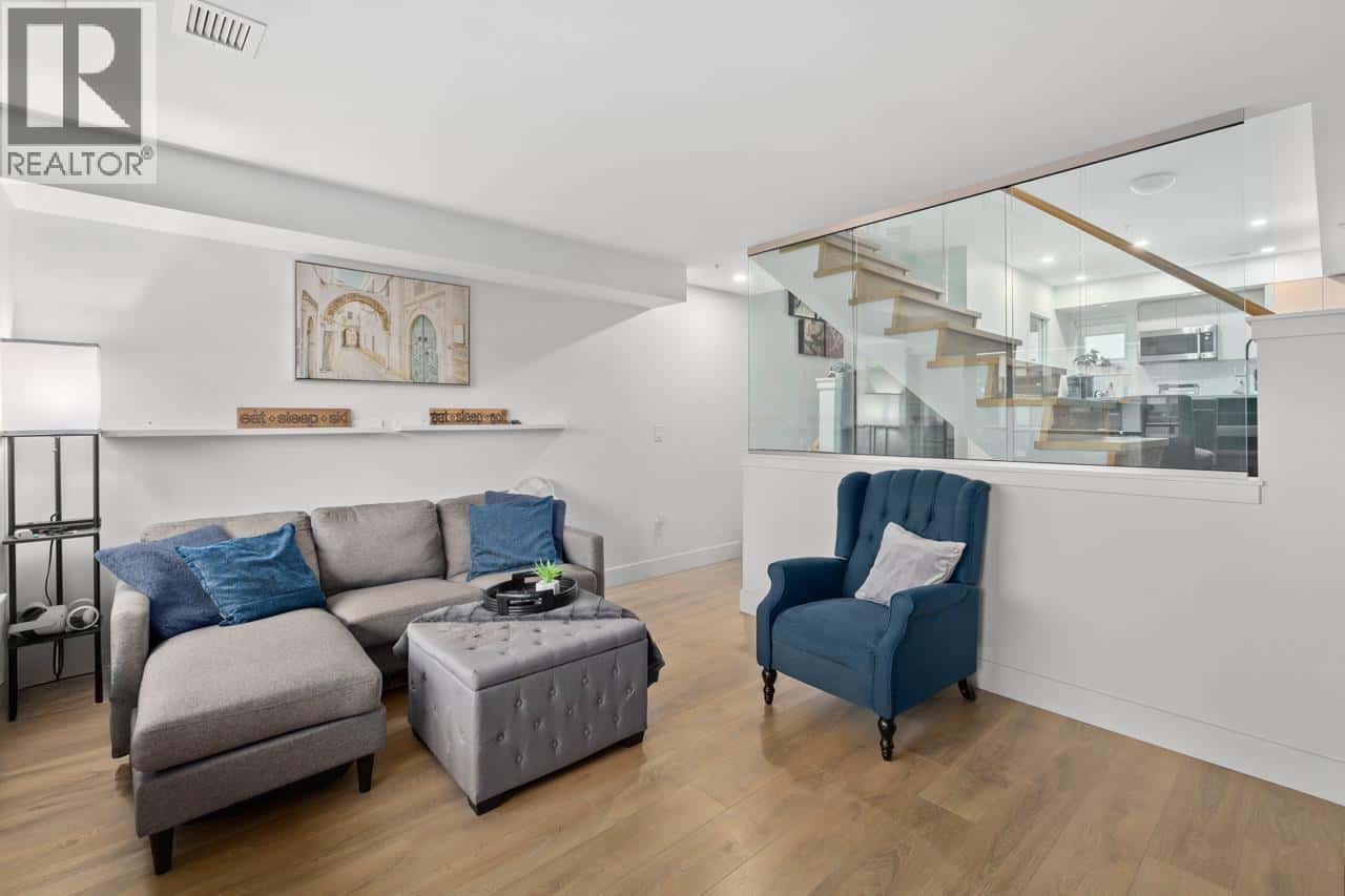 3 752 E 3RD STREET — North Vancouver, British Columbia - Photo 5 of 34