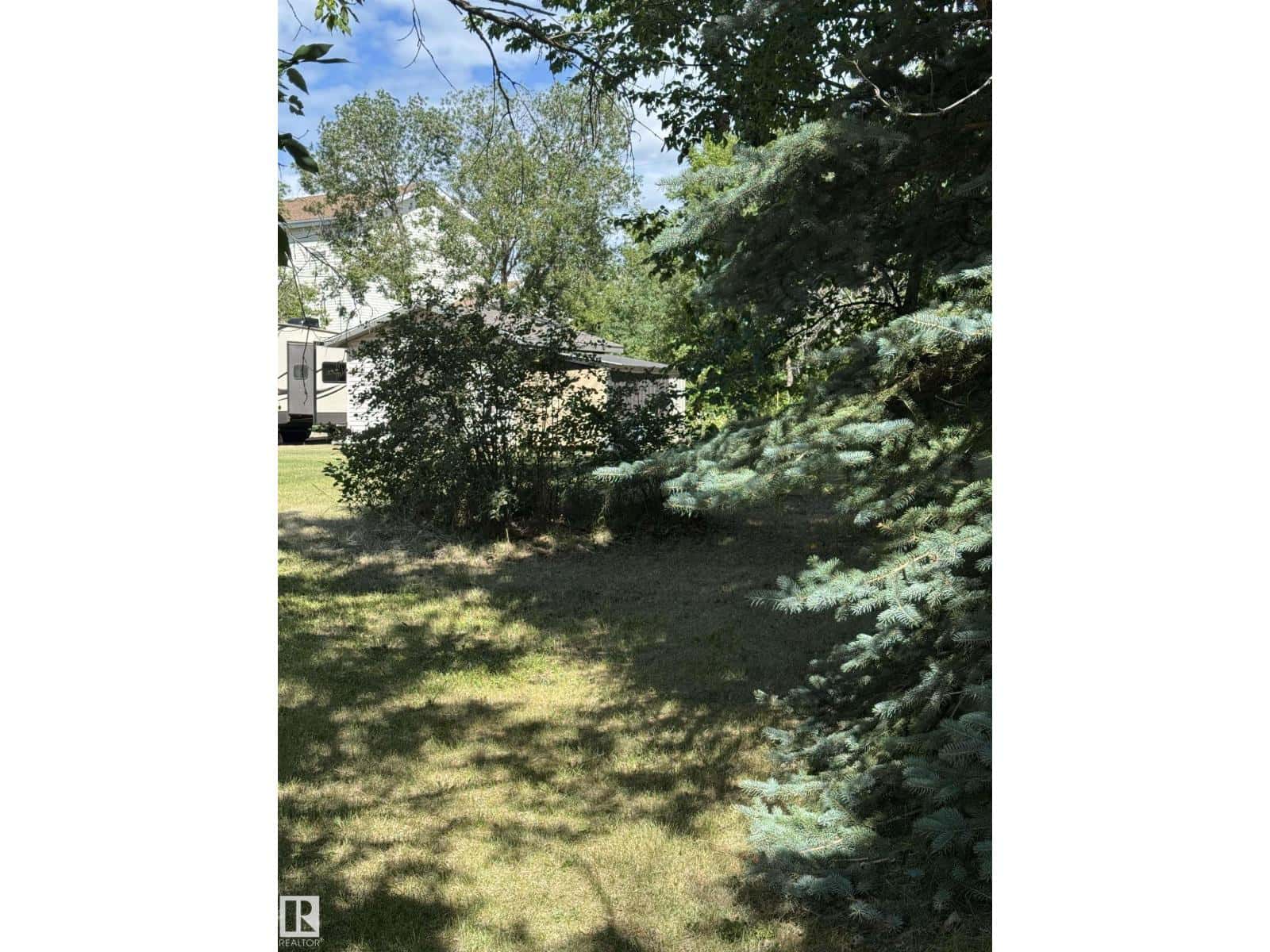 5318 Railway AV — Elk Point, Alberta - Photo 5 of 7