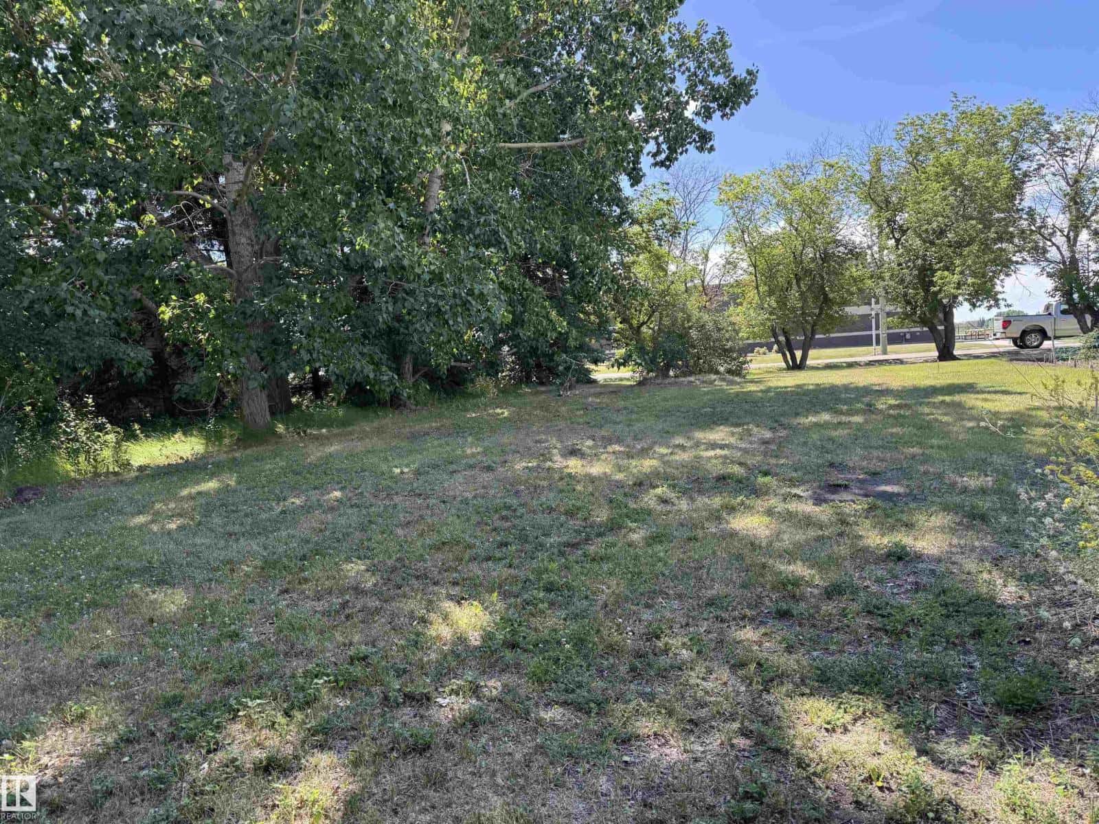 5318 Railway AV — Elk Point, Alberta - Photo 3 of 7