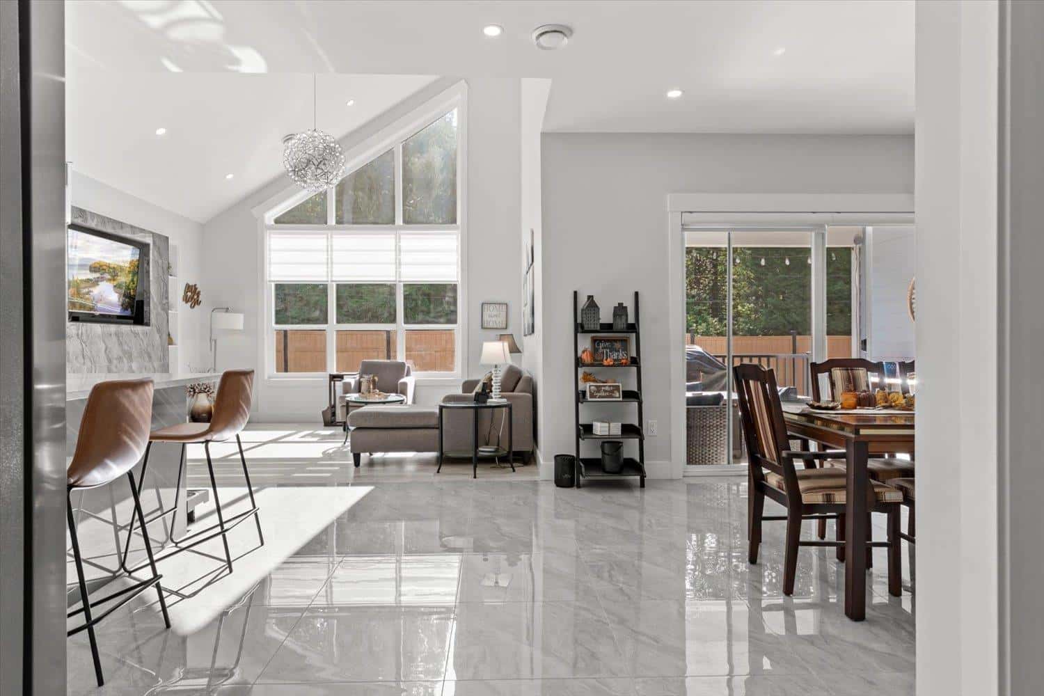 835 MYNG CRESCENT, Harrison Hot Springs — Harrison Hot Springs, British Columbia - Photo 4 of 28