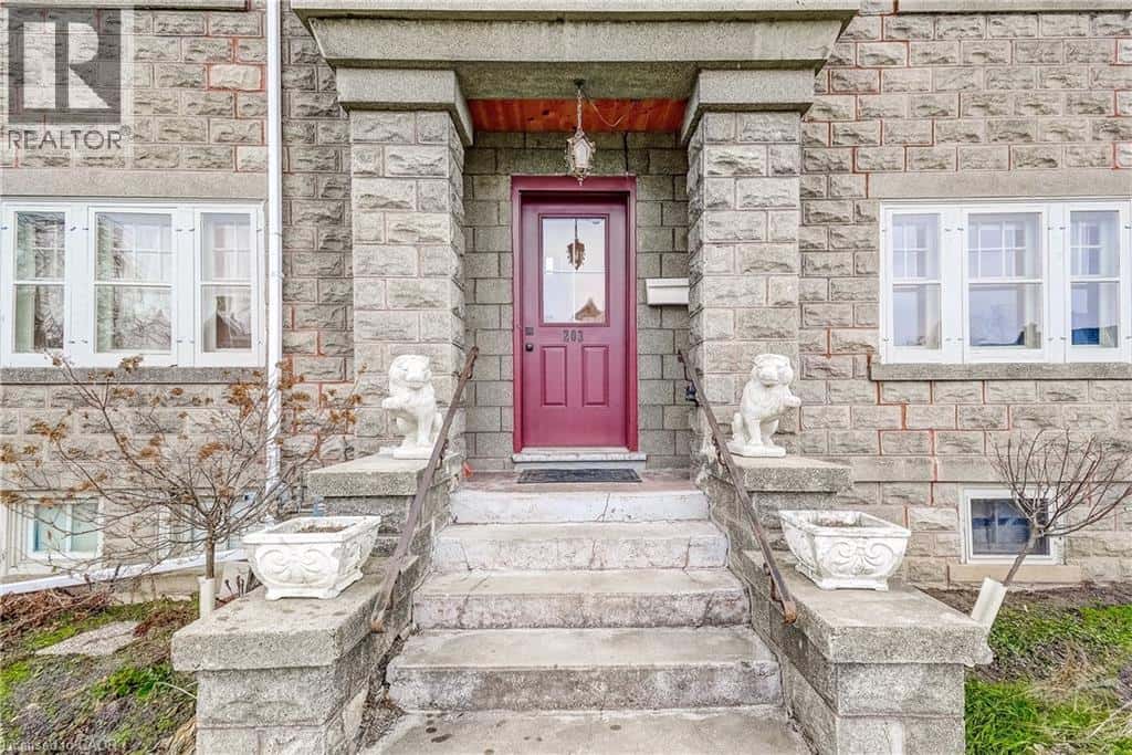 203 BROAD Street W — Dunnville, Ontario - Photo 3 of 48