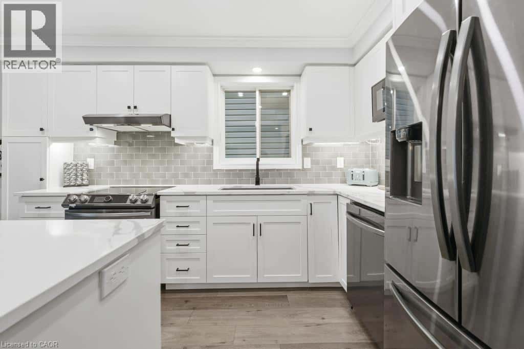 11 GLENHOLLOW Drive — Stoney Creek, Ontario - Photo 4 of 19