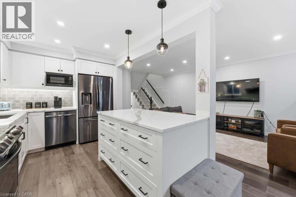 11 GLENHOLLOW Drive — Stoney Creek, Ontario - Photo 5 of 19