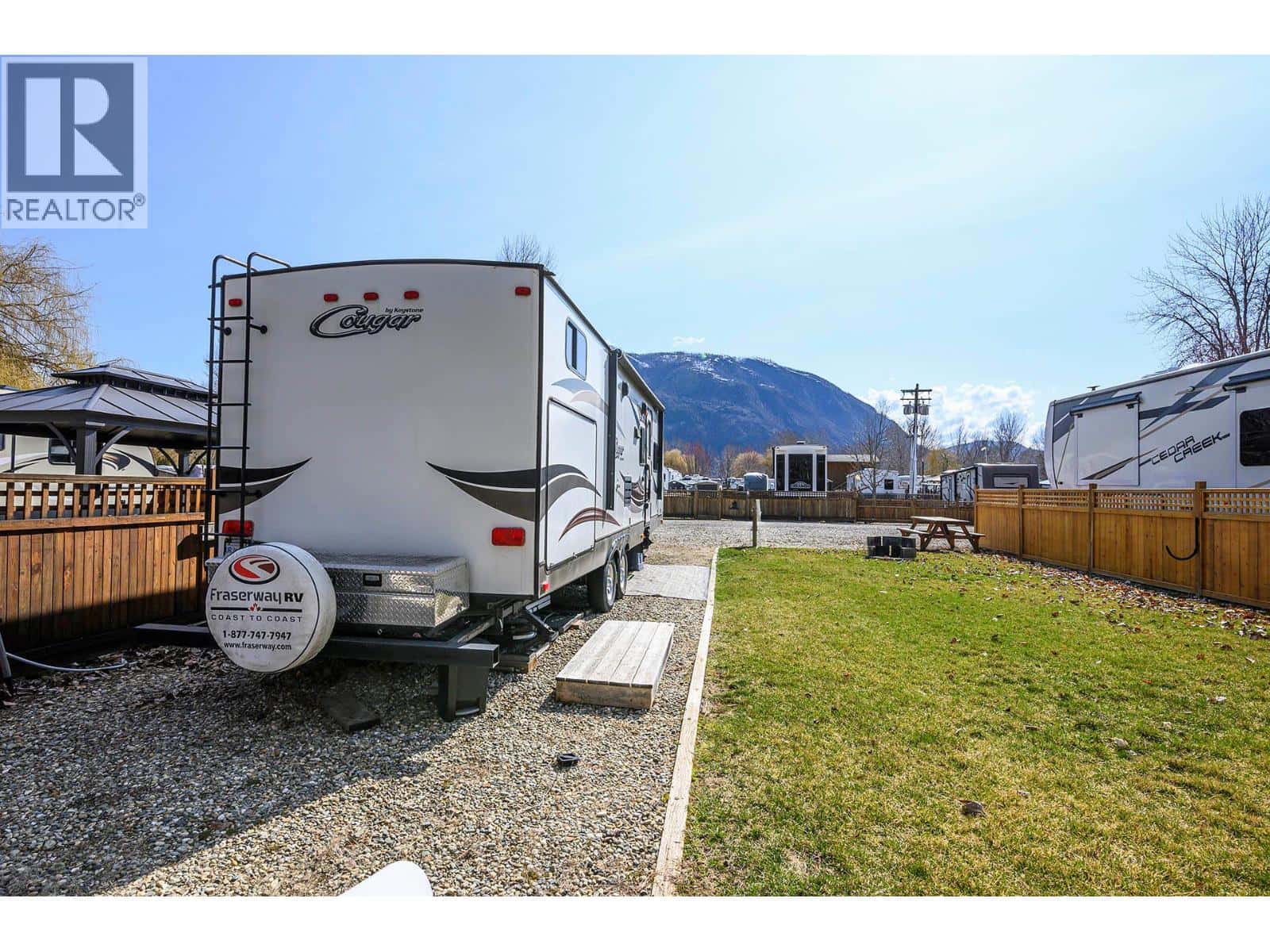 41 Cottonwood Drive N — Lee Creek, British Columbia - Photo 4 of 35