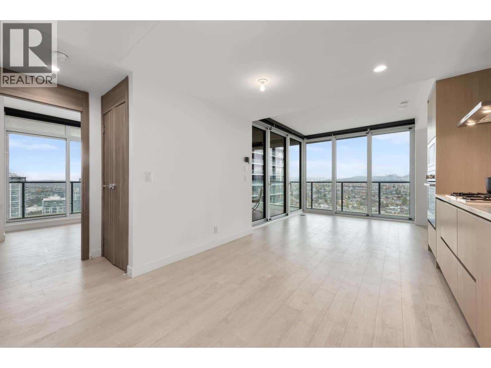 3204 4890 LOUGHEED HIGHWAY — Burnaby, British Columbia - Photo 2 of 25