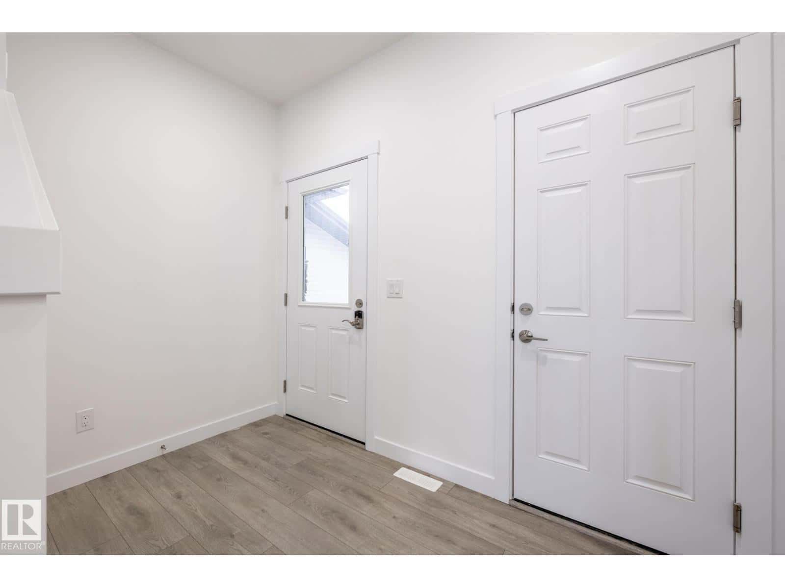 10716 99 ST — Morinville, Alberta - Photo 2 of 19