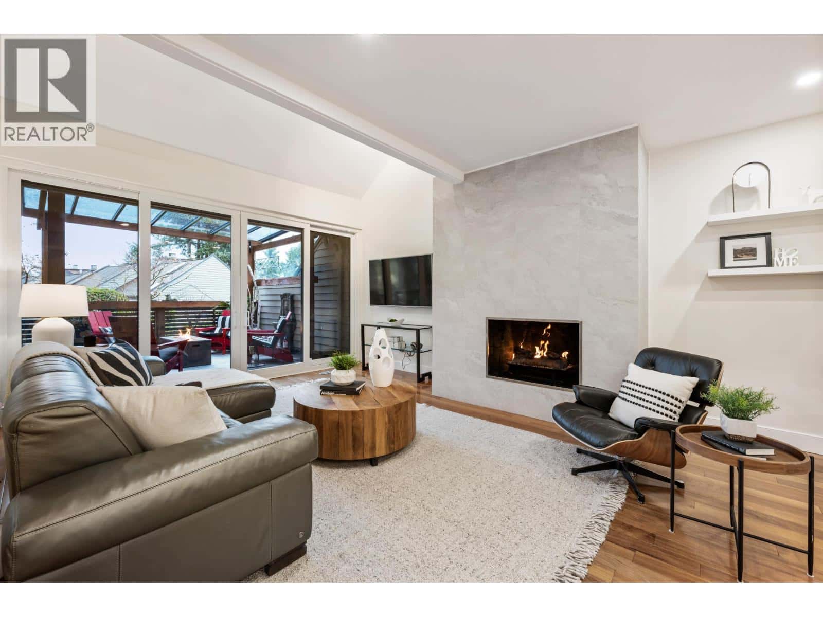 25 4957 MARINE DRIVE — West Vancouver, British Columbia - Photo 3 of 40