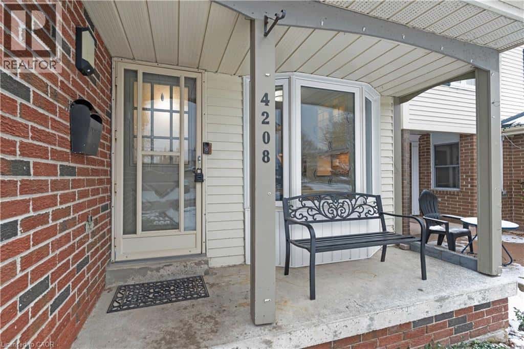 4208 STONEMASON Crescent — Mississauga, Ontario - Photo 4 of 31