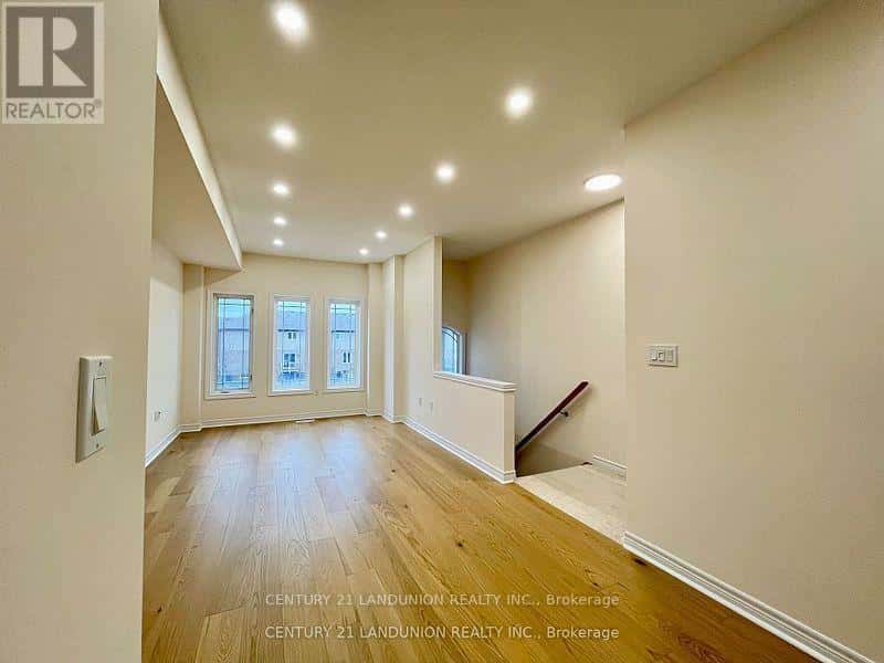 56 BLOOM CRESCENT — Hamilton (Hannon), Ontario - Photo 2 of 26