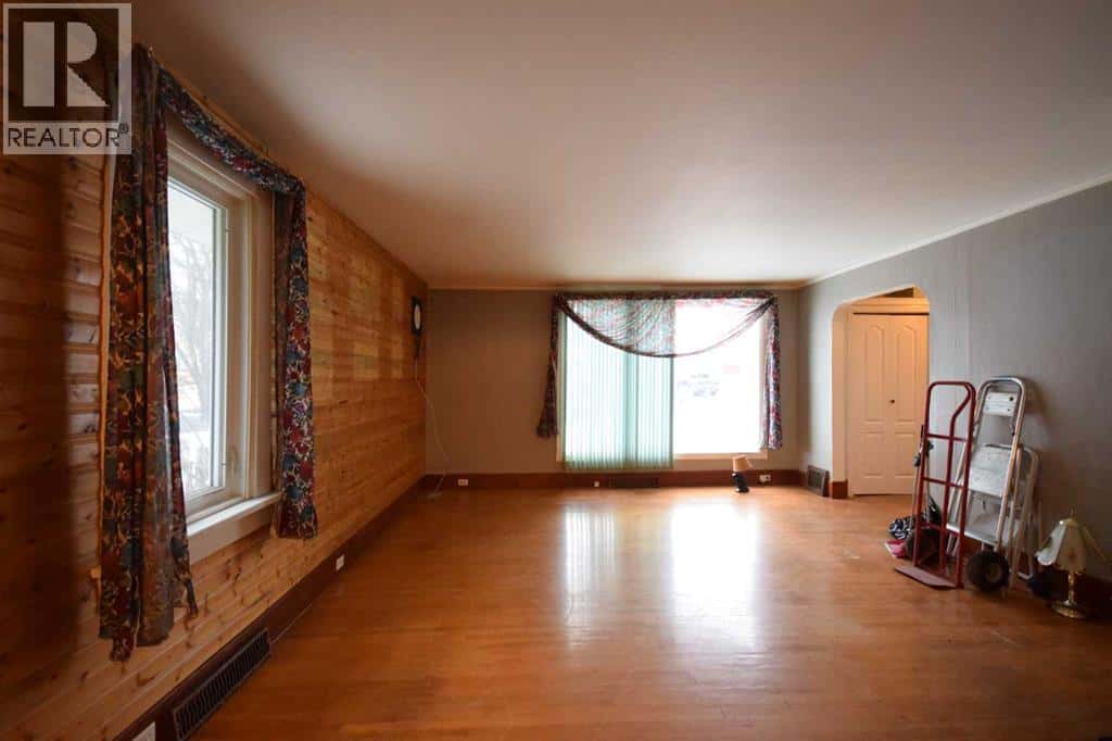 2121 21 Avenue — Didsbury, Alberta - Photo 3 of 24