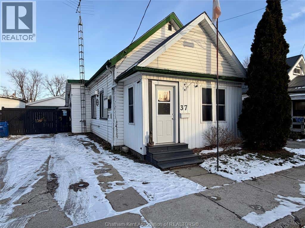 37 Foster STREET — Chatham, Ontario - Photo 2 of 26
