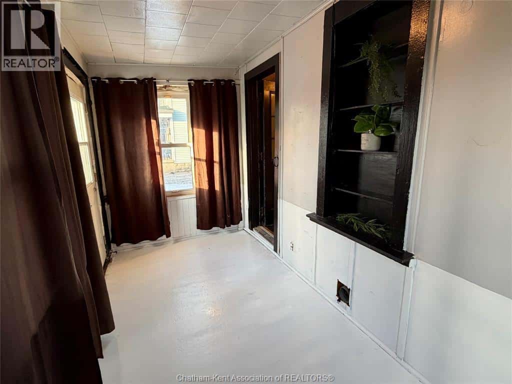 37 Foster STREET — Chatham, Ontario - Photo 5 of 26