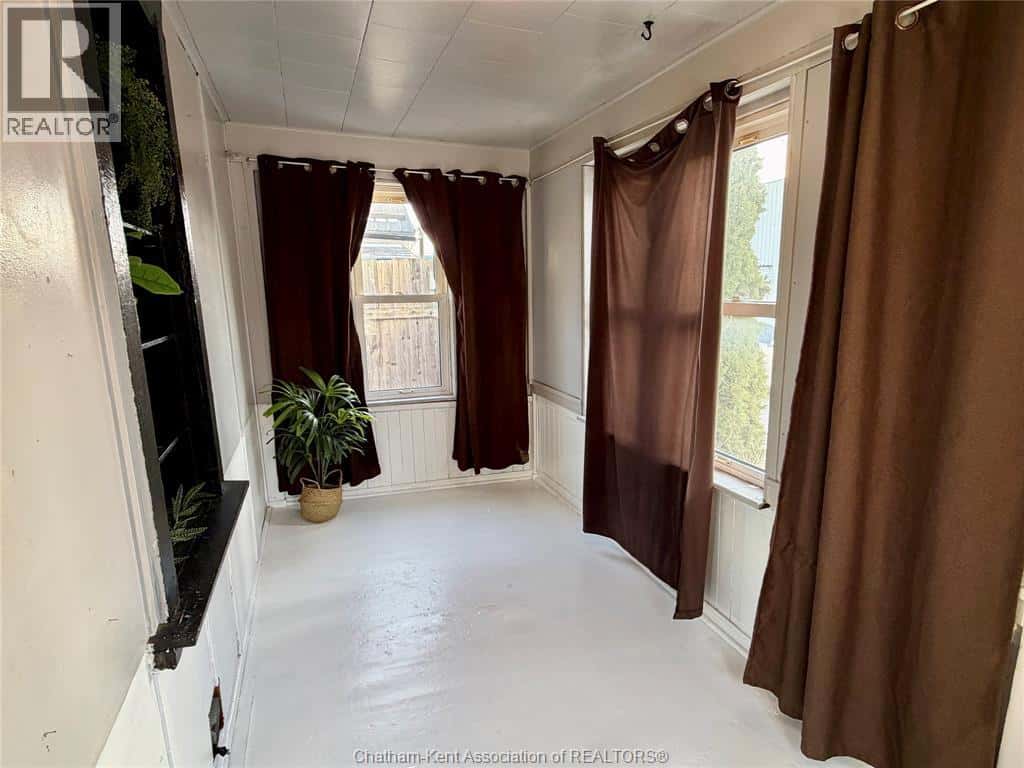 37 Foster STREET — Chatham, Ontario - Photo 4 of 26