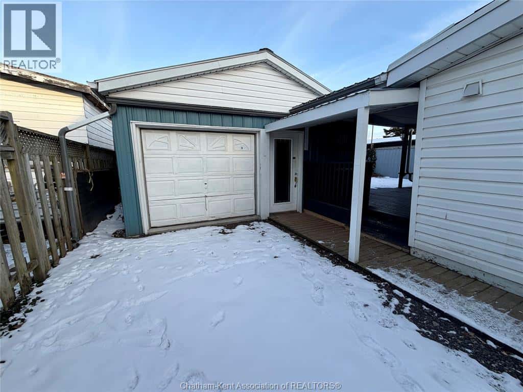 37 Foster STREET — Chatham, Ontario - Photo 3 of 26