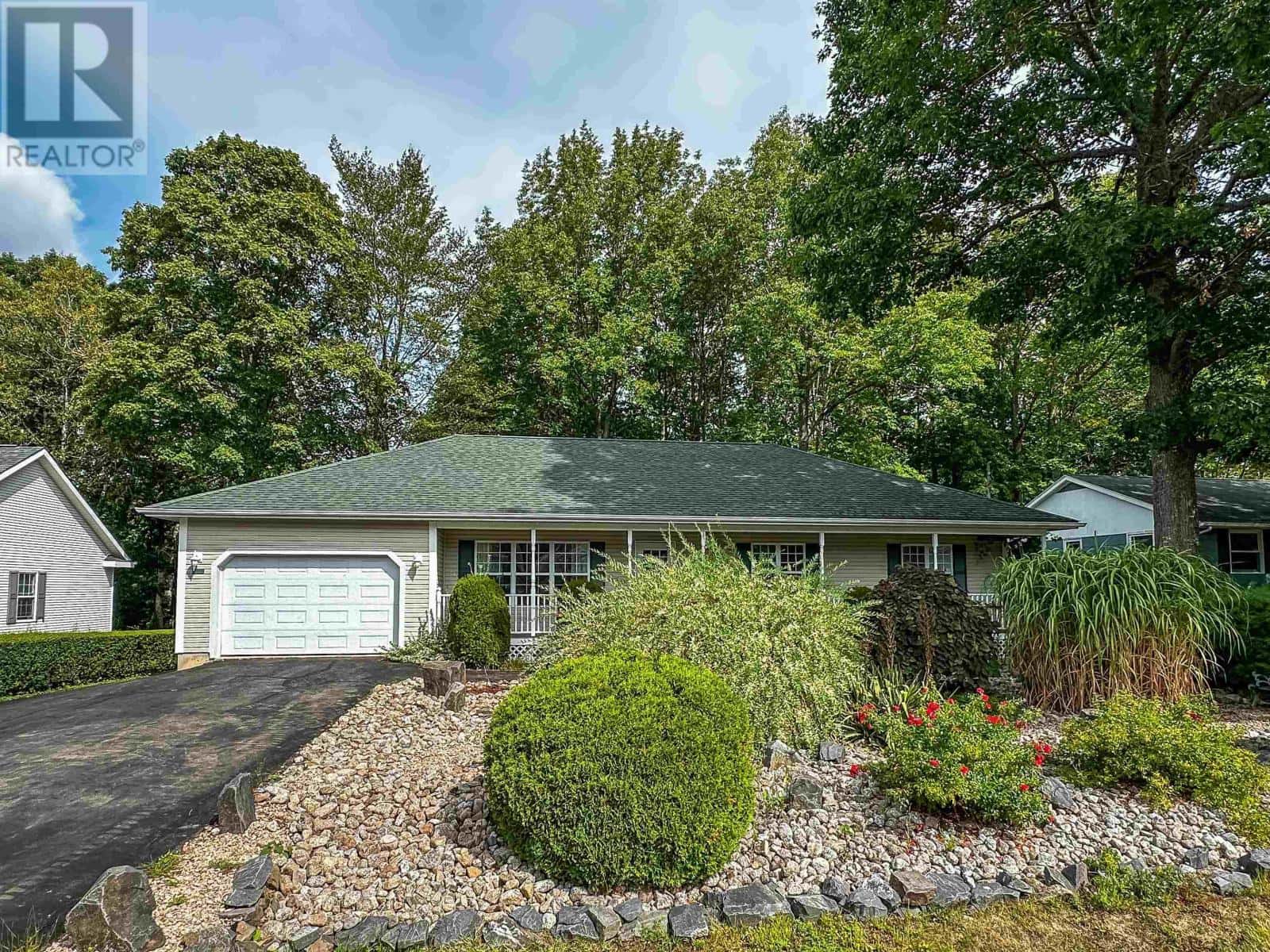 28 Bishop Avenue — New Minas, Nova Scotia - Photo 2 of 35