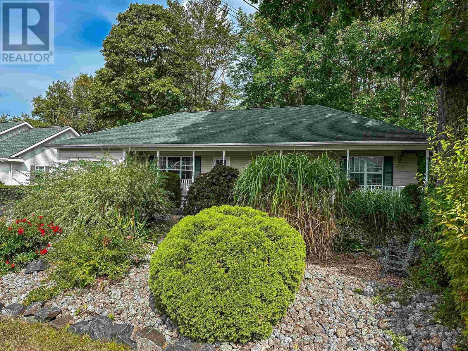 28 Bishop Avenue — New Minas, Nova Scotia - Photo 3 of 35