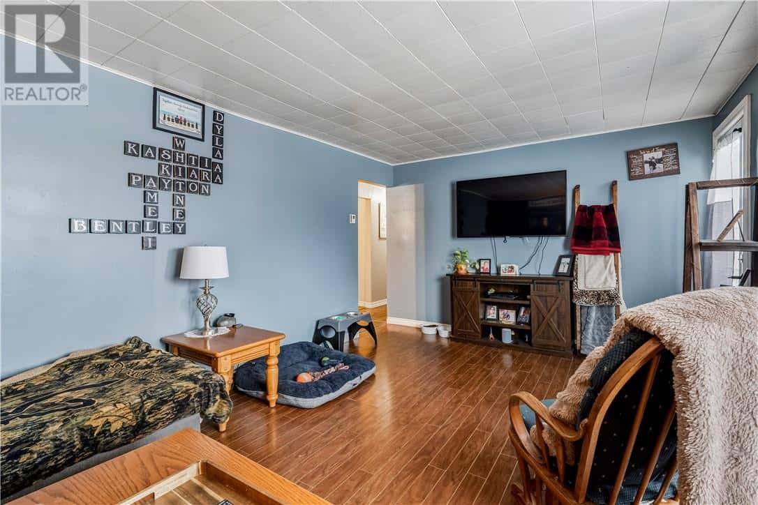 1568 Lakeshore Drive — Val Caron, Ontario - Photo 4 of 24