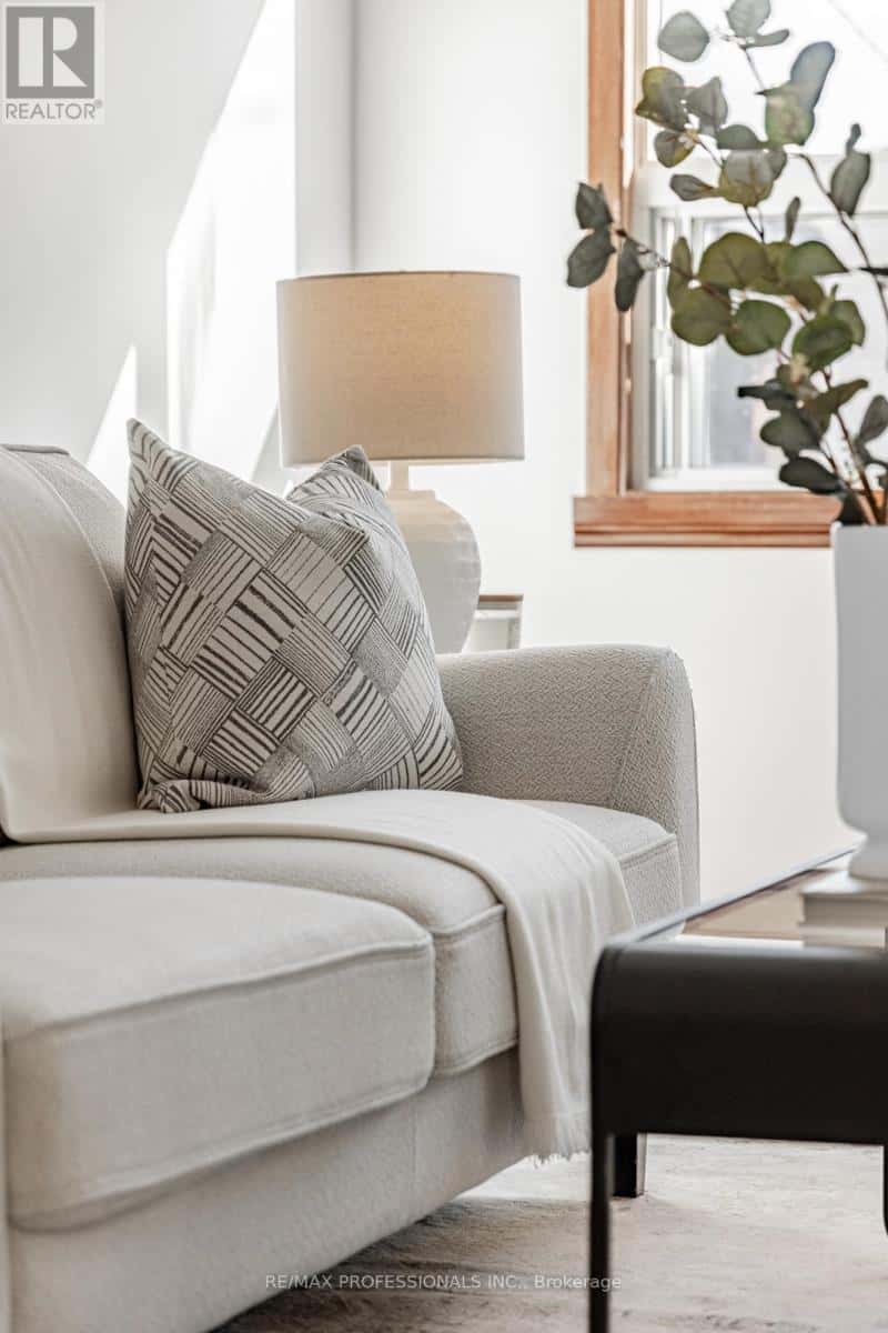 54 HOLMESDALE CRESCENT — Toronto (Caledonia-Fairbank), Ontario - Photo 4 of 24