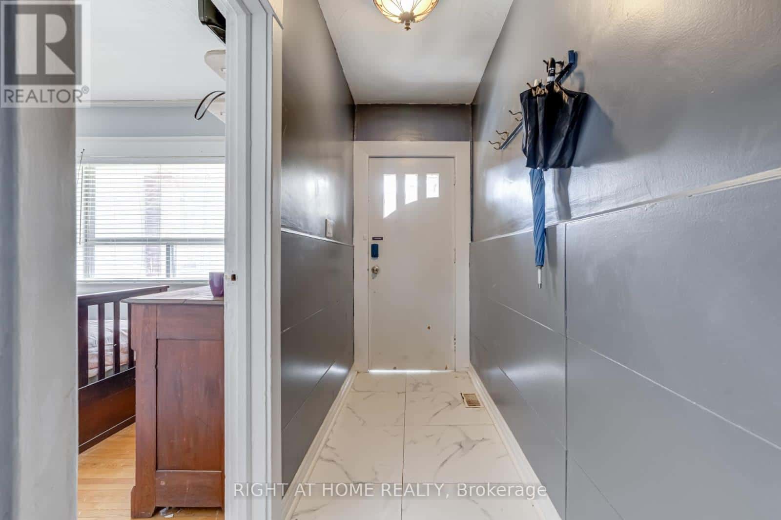 16 PRYOR AVENUE — Toronto (Weston-Pellam Park), Ontario - Photo 4 of 35