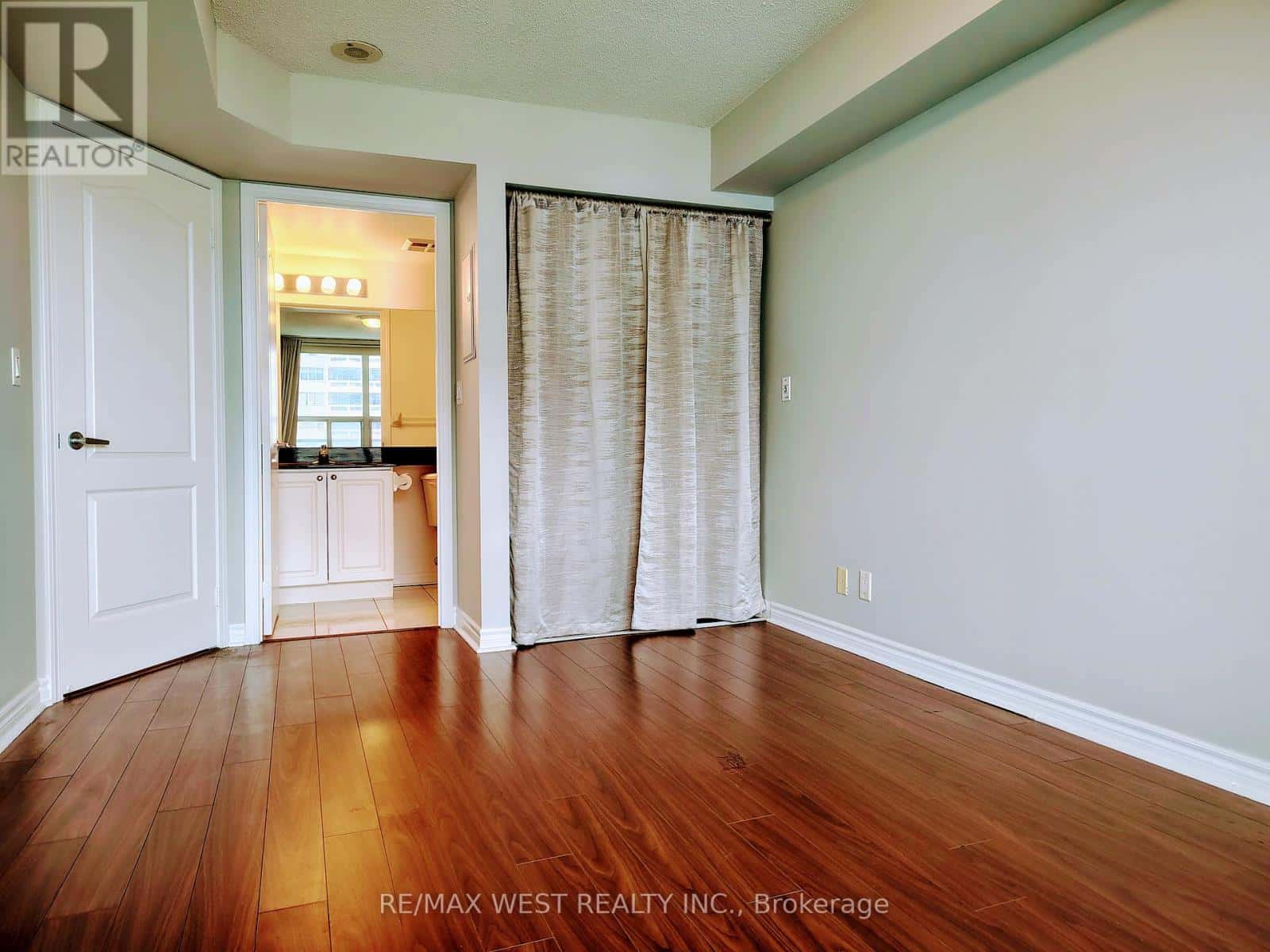 1301 - 1 ELM DRIVE W — Mississauga (City Centre), Ontario - Photo 5 of 23