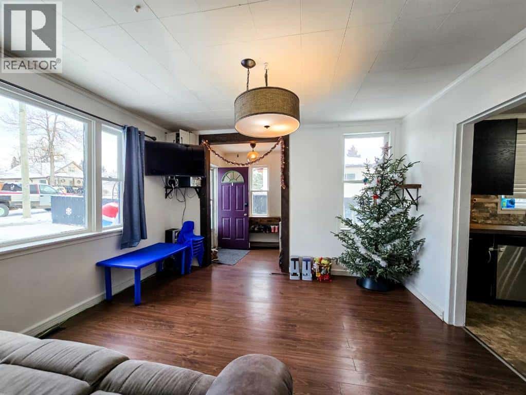 4621 5 Avenue — Edson, Alberta - Photo 3 of 13