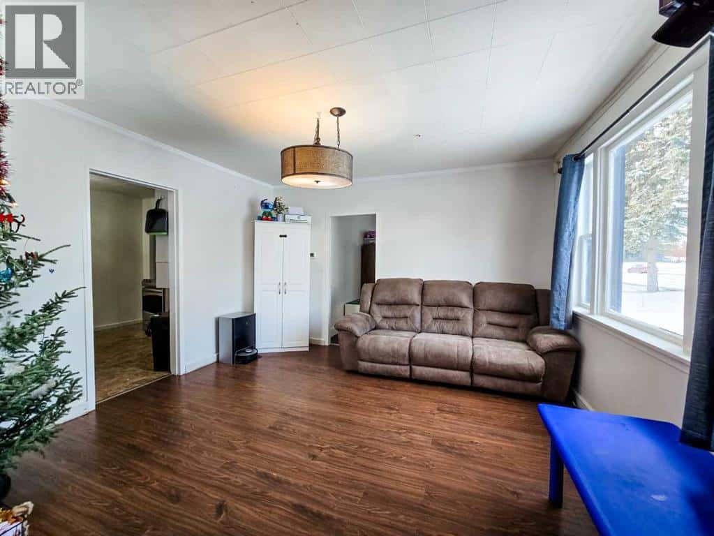 4621 5 Avenue — Edson, Alberta - Photo 4 of 13