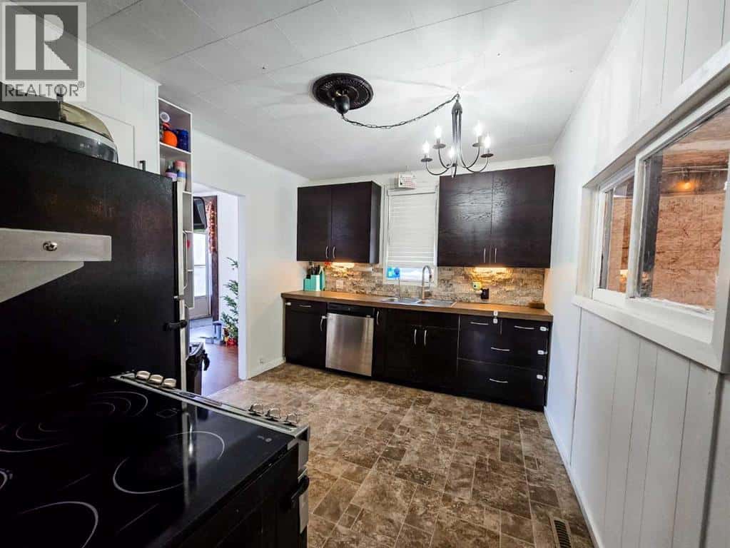 4621 5 Avenue — Edson, Alberta - Photo 5 of 13