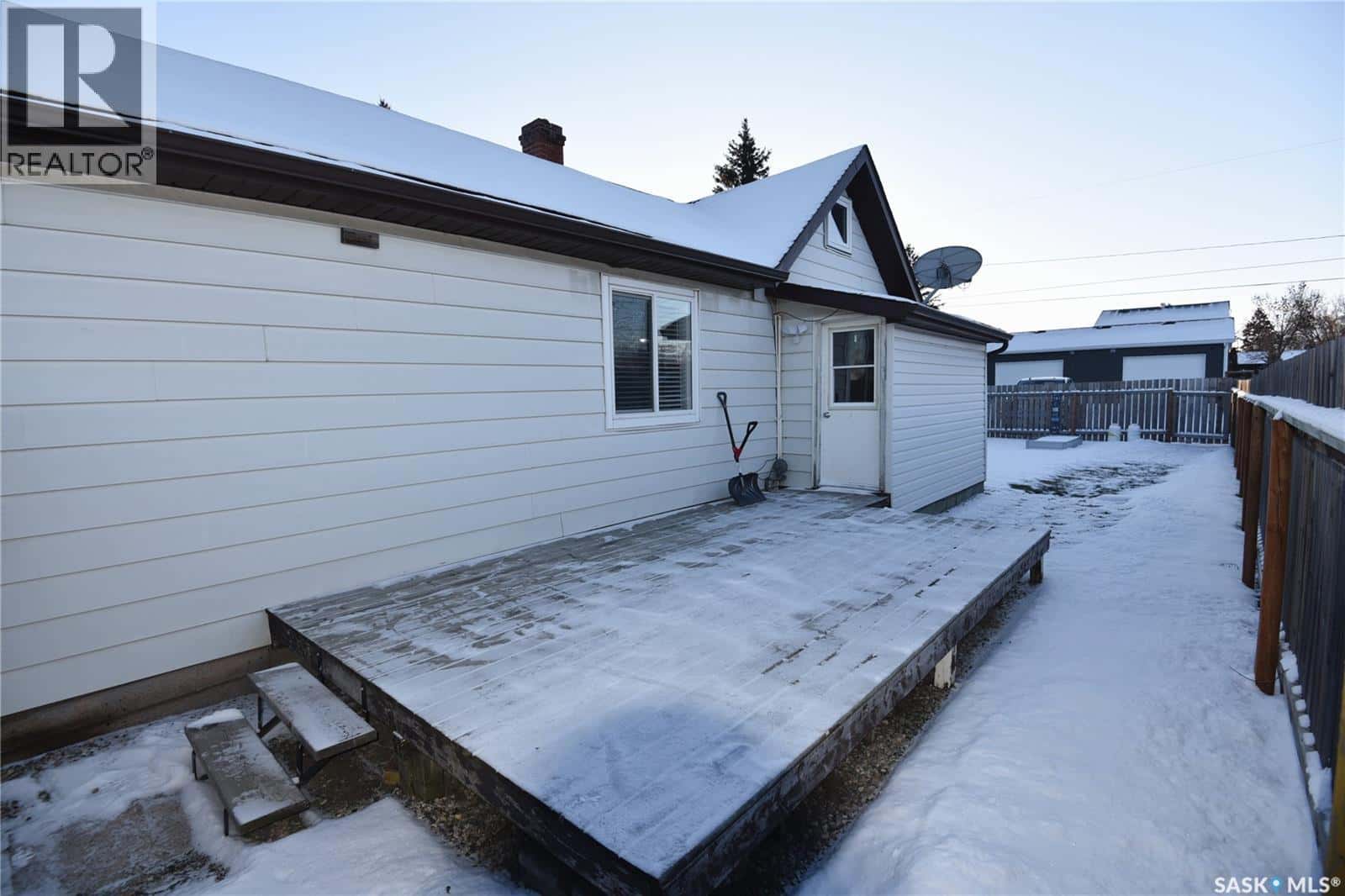 334 7th AVENUE W — Nipawin, Saskatchewan - Photo 2 of 24