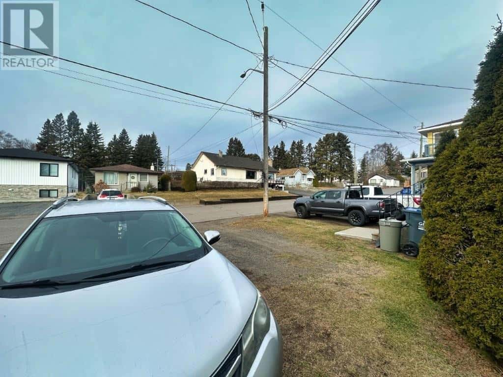 221 & 223 Bruce Street — Thunder Bay, Ontario - Photo 3 of 41