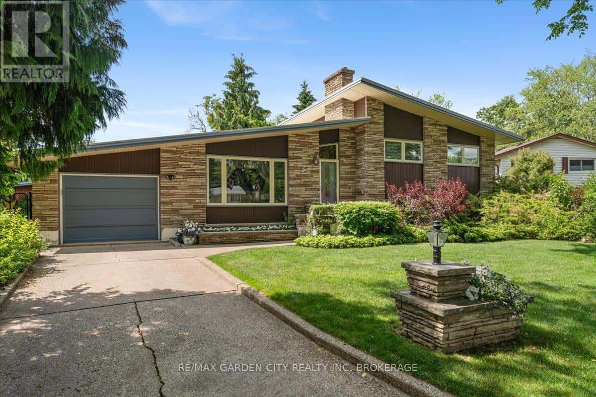 7 GLENAYR PLACE — St. Catharines (Glendale/Glenridge), Ontario - Photo 2 of 48